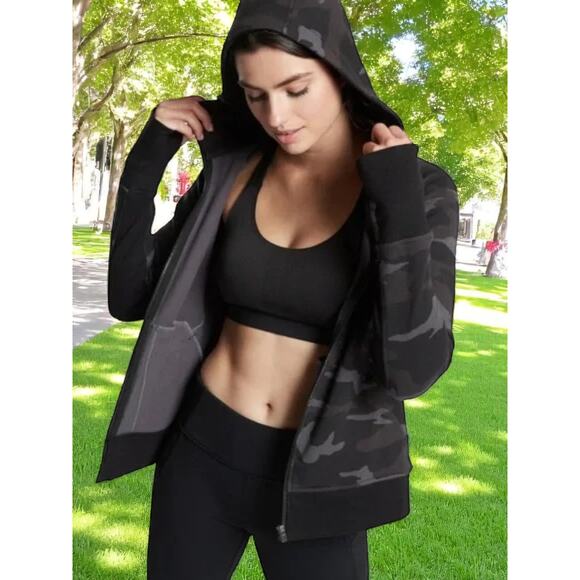 Nwt Athleta Triumph Printed Hoodie - Black Camo XS MSRP $128 - Picture 5 of 7